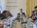 Capitanich y funcionarios del gobierno nacional con representantes de la cadena de valor de frutas