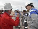 El Jefe de Gabinete visitó dos yacimientos de YPF en Neuquén y Río Negro