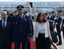 La Presidenta arribó a Chile para asistir al traspaso del mando presidencial