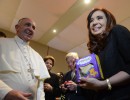 La Presidenta saludó al papa Francisco, quien le hizo un regalo para su nieto