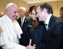 La Presidenta saludó al papa Francisco, quien le hizo un regalo para su nieto