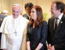 La Presidenta saludó al papa Francisco, quien le hizo un regalo para su nieto