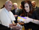 La Presidenta saludó al papa Francisco, quien le hizo un regalo para su nieto