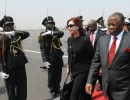 La Presidenta inició la visita oficial en Angola donde encabeza una misión comercial