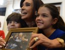 La Presidenta recibió a representantes de la compañía de teatro infantil cubana La Colmenita