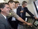 Capitanich, Randazzo y Kicillof, junto a un trabajador, en una de las nuevas formaciones