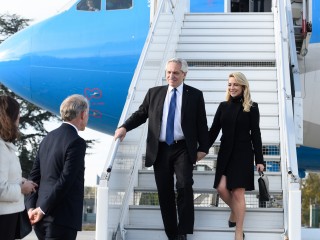El presidente Alberto Fernández llegó a Francia para participar del Foro de París sobre la Paz