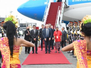 El presidente llegó a Bali para participar de la Cumbre del G20