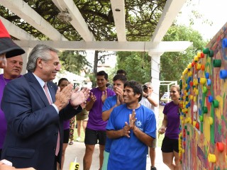 El presidente visitó la primera colonia de vacaciones para personas con discapacidad