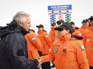 “Aquí, en el fin del mundo, uno puede asumir la dimensión de la Patria”, dijo el presidente desde la Antártida