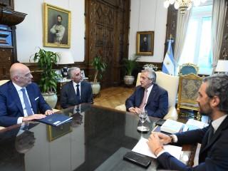 El presidente recibió al canciller de Grecia con una agenda centrada en el intercambio comercial y el vínculo cultural