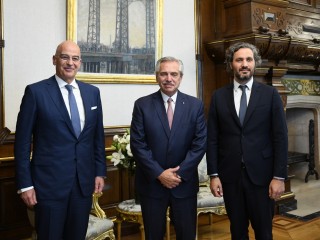 El presidente recibió al canciller de Grecia con una agenda centrada en el intercambio comercial y el vínculo cultural