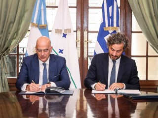 El presidente recibió al canciller de Grecia con una agenda centrada en el intercambio comercial y el vínculo cultural