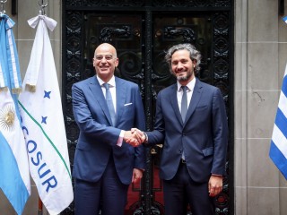 El presidente recibió al canciller de Grecia con una agenda centrada en el intercambio comercial y el vínculo cultural