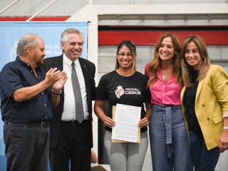 El presidente participó de la entrega de máquinas y herramientas a emprendedoras y emprendedores de la economía social