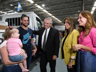 El presidente participó de la entrega de máquinas y herramientas a emprendedoras y emprendedores de la economía social