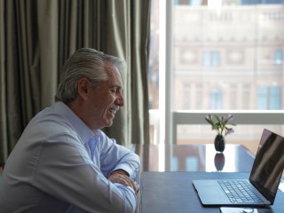El presidente felicitó al matemático argentino, Luis Caffarelli