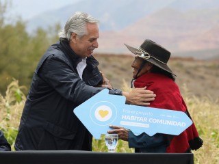El presidente entregó las primeras viviendas para comunidades rurales y pueblos originarios en La Poma, Salta