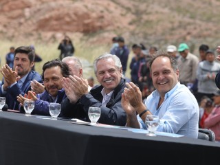 El presidente entregó las primeras viviendas para comunidades rurales y pueblos originarios en La Poma, Salta