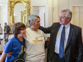 El presidente recibió a grupos de familias, niñas y niños que impulsaron la Ley Oncopediátrica Argentina