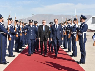 El presidente arribó a Chile para encabezar la ceremonia de conmemoración del 205° aniversario del Abrazo de Maipú