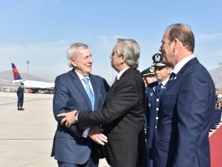 El presidente arribó a Chile para encabezar la ceremonia de conmemoración del 205° aniversario del Abrazo de Maipú