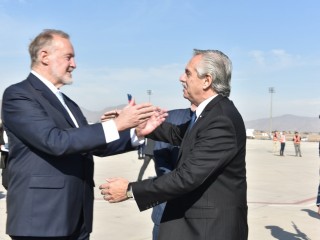 El presidente arribó a Chile para encabezar la ceremonia de conmemoración del 205° aniversario del Abrazo de Maipú