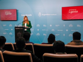 Cerruti brindó una conferencia de prensa a medios villeros en la Casa Rosada