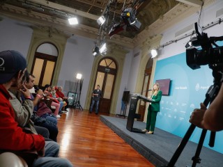 Cerruti brindó una conferencia de prensa a medios villeros en la Casa Rosada