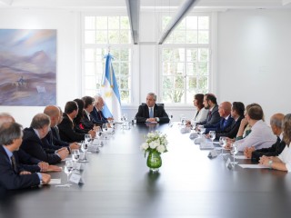 El presidente firmó un decreto que habilita el expendio en farmacias de medicamentos prescritos por médicas y médicos veterinarios para uso en animales de compañía