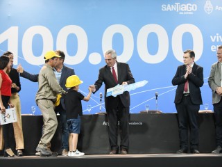  El presidente entregó en Santiago del Estero la vivienda 100 mil de la gestión