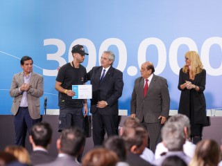 El presidente entregó la pensión por discapacidad número 300.000 desde el inicio de la gestión
