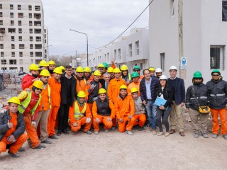 El presidente recorrió viviendas en construcción del programa Procrear II en Morón