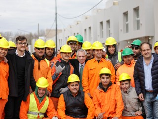 El presidente recorrió viviendas en construcción del programa Procrear II en Morón