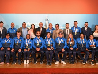 El presidente se reunió con las selecciones nacionales campeonas del mundo, Las Murciélagas y Los Murciélagos