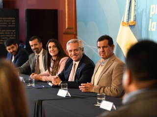 El presidente se reunió con las selecciones nacionales campeonas del mundo, Las Murciélagas y Los Murciélagos