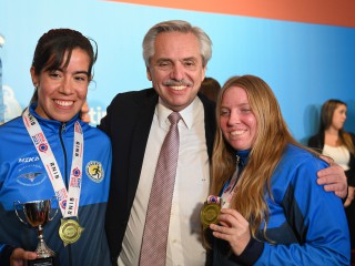 El presidente se reunió con las selecciones nacionales campeonas del mundo, Las Murciélagas y Los Murciélagos