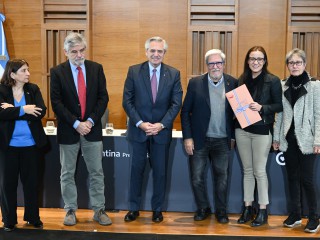 Alberto Fernández: “A los que niegan la dictadura, los desaparecidos y la ciencia no debemos dejarlos pasar”