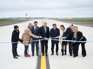 El presidente inauguró la nueva calle de rodaje en Ezeiza 
