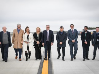 El presidente inauguró la nueva calle de rodaje en Ezeiza 