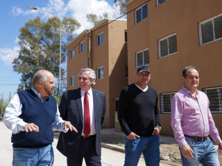 El presidente recorrió 252 viviendas en Ezeiza