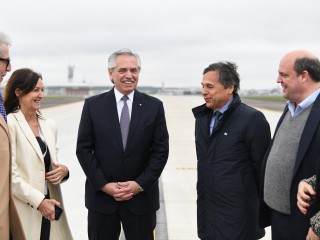El presidente inauguró la nueva calle de rodaje en Ezeiza 