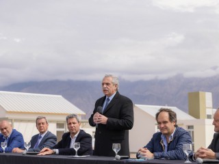 ”Ningún problema se resuelve sacando al Estado del medio”, afirmó el presidente al entregar viviendas a familias afectadas por el terremoto en San Juan