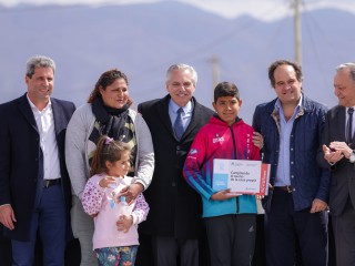 ”Ningún problema se resuelve sacando al Estado del medio”, afirmó el presidente al entregar viviendas a familias afectadas por el terremoto en San Juan