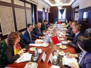 El presidente se reunió con directivos de CMEC, a cargo del proyecto del Ferrocarril Belgrano Cargas