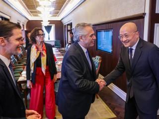 El presidente mantuvo reuniones con representantes de empresas mineras y de energías renovables en Shanghai