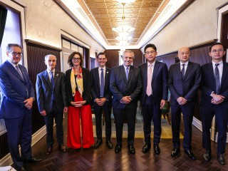 El presidente mantuvo reuniones con representantes de empresas mineras y de energías renovables en Shanghai