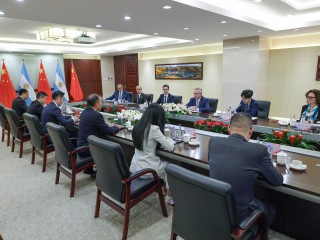 El presidente se reunió con autoridades de una empresa china que desarrolla proyectos de extracción de litio en Salta