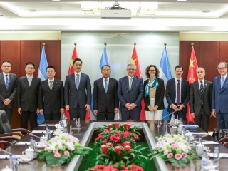 El presidente se reunió con autoridades de una empresa china que desarrolla proyectos de extracción de litio en Salta