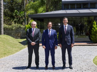 El presidente se reunió con sus pares de Uruguay y Paraguay para definir la organización de los partidos inaugurales del Mundial Centenario 2030